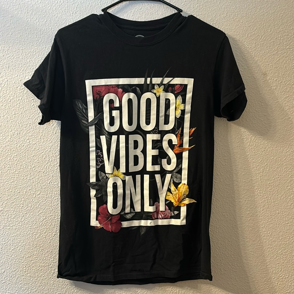 Dona “good vibes only” graphic tee size small